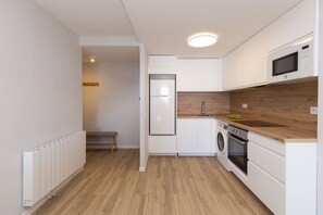 ميكروويف، غسالة أطباق، محمصة خبز، مستلزمات طهي/أطباق/أوعية