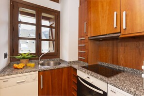 Een koelkast, een microgolfoven, een oven, een vaatwasser