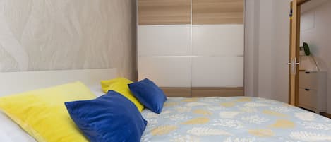 Iron/ironing board, free WiFi, bed sheets