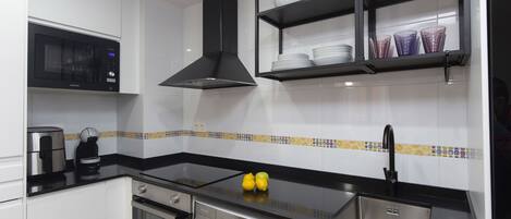 Réfrigérateur, four à micro-ondes, un four, grille-pain