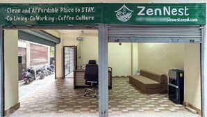 Een ZenNest accommodatie met een zwart-wit geruite vloer, een receptiebalie, een bank en een koffieapparaat.
