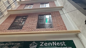 Een gebouw met een bord waarop 