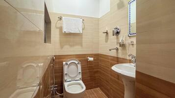 Douche, serviettes fournies, savon, shampoing