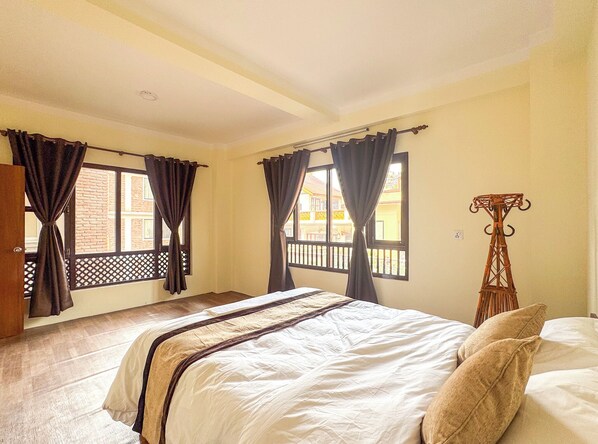 Kamar Double Standar, pemandangan kota | Meja kerja, ruang kerja ramah laptop, dan Wi-Fi gratis