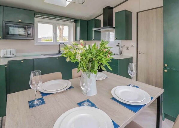 Private kitchen - 1 bedroom accommodation in Caersws (Caersws)