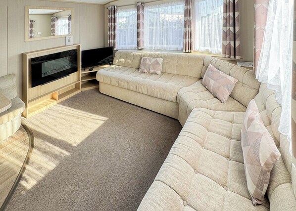 TV - 3 bedroom accommodation in Colchester (Colchester)