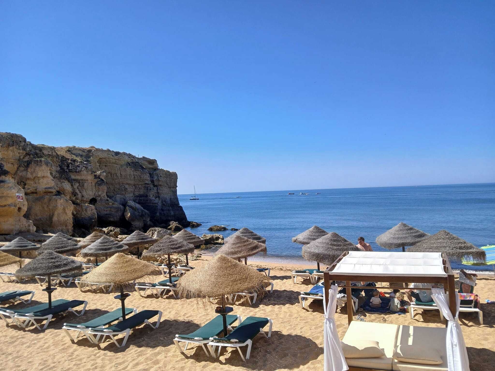 Chaises longues, serviettes de plage