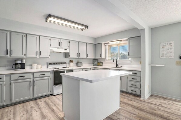 冷蔵庫、電子レンジ、オーブン、コンロ