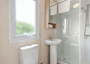 Bathroom - 1 bedroom accommodation in Nr St Austell (Nr St Austell)