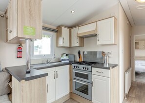 Frigorífico, horno, placa de cocina y tostadora