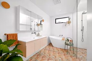 Assecador de cabells, tovalloles, sabó i paper higiènic 