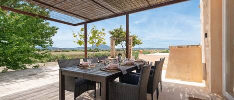 تناول الطعام بالخارج