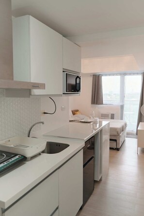 Een koelkast, een microgolfoven, een kookplaat, een waterkoker