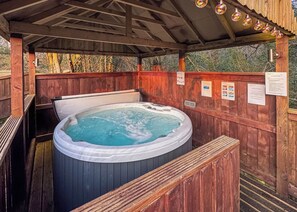 Outdoor spa tub - Open plan lodge with two doubles, both with TV/DVD. (Brecon Beacons National Park,)