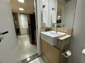 Deluxe Apartment | Bathroom | Shower, towels, soap, toilet paper