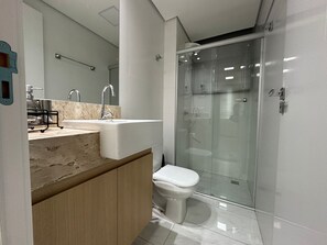 Deluxe Apartment | Bathroom | Shower, towels, soap, toilet paper - Lofts Carijós (Belo Horizonte)