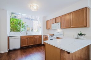 Frigorifero, microonde, forno, piano cottura