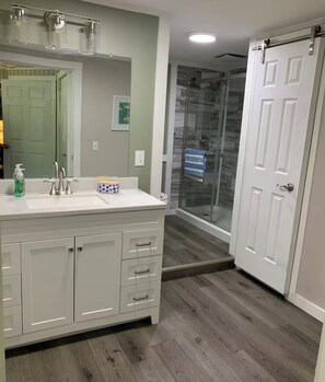 Regadera, toallas, jabón, papel de baño 