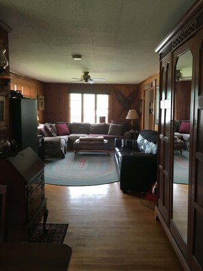 تلفزيون، مدفأة، مكتب