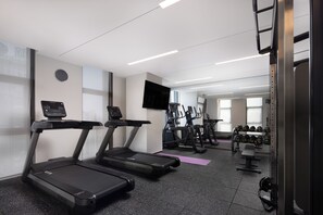 Ett gym med löpband, crosstrainers och styrketräningsmaskiner.