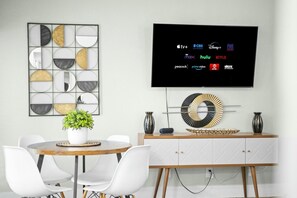 Dining - Spacious and Stylish Apartment | AT&T Stadium (Arlington)