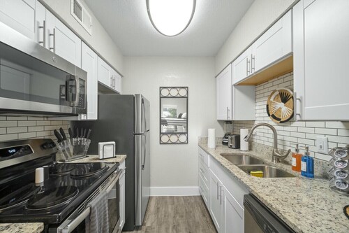 Spacious and Stylish Apartment | AT&T Stadium