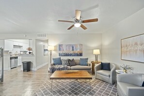 Smart TV, books, stereo - Spacious and Stylish Apartment | AT&T Stadium (Arlington)