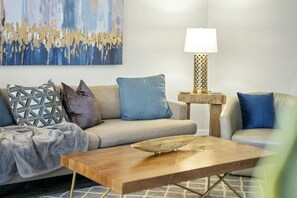 Smart TV, books, stereo - Spacious and Stylish Apartment | AT&T Stadium (Arlington)