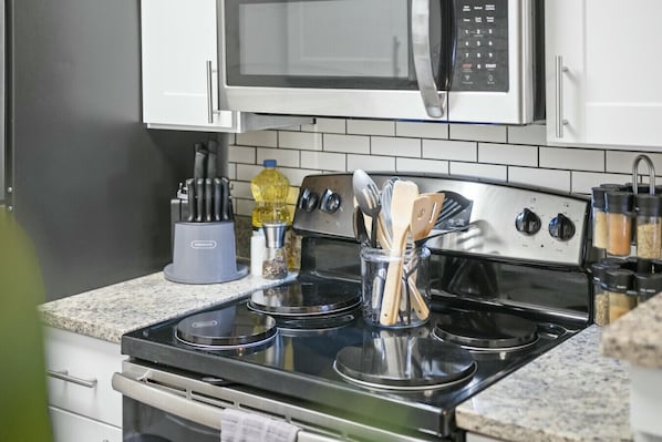 Kühlschrank, Mikrowelle, Ofen, Herdplatte