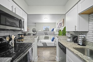 Geladeira, micro-ondas, fogão, cooktop