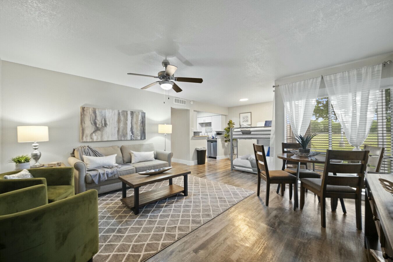 Smart-tv, böcker och en stereo