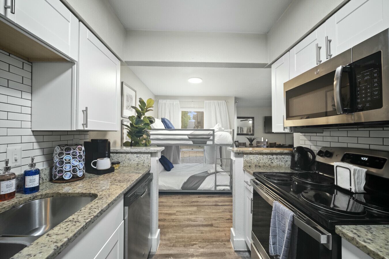 Refrigerador, microondas, horno y parrilla de estufa 