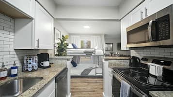 Kylskåp, mikrovågsugn, ugn och spishäll