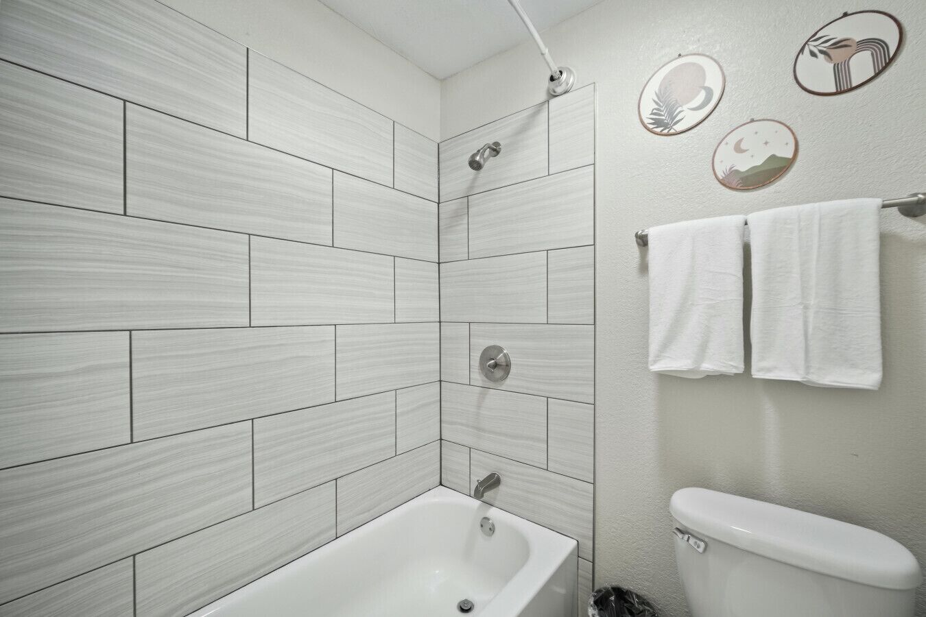 Une salle de bain moderne équipée d’une douche, de toilettes et d’un lavabo.
