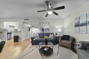 Smart-TV, Bücher, Stereoanlage