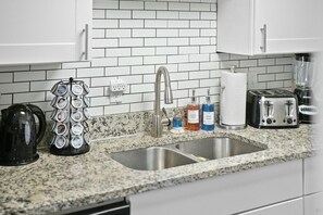 Fridge, microwave, oven, stovetop - Spacious and Stylish Apartment | ATT Stadium (Arlington)