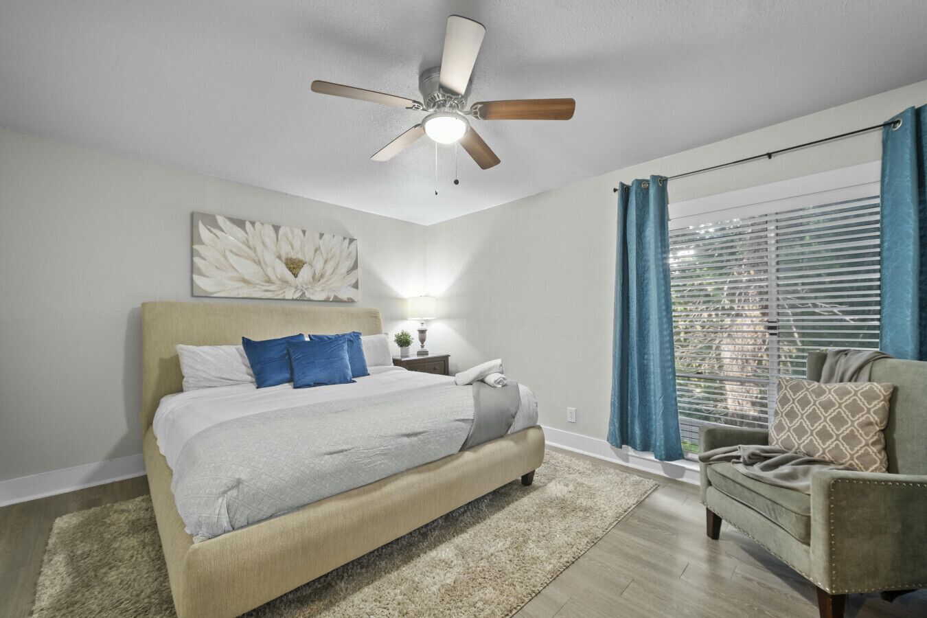 3 habitaciones, tabla de planchar con plancha y cuna de viaje 