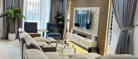 Una Smart TV, una chimenea
