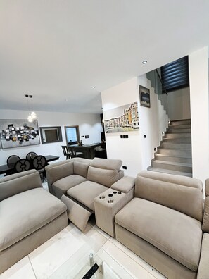 Smart TV, fireplace