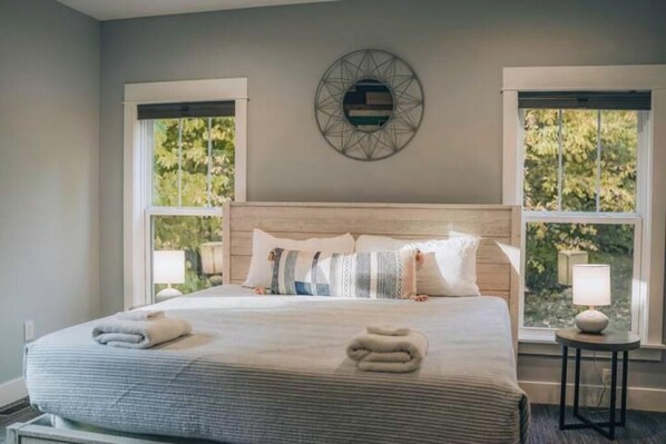 5 habitaciones, tabla de planchar con plancha y cuna de viaje