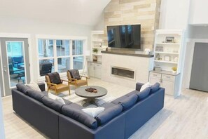 Smart TV, fireplace, video games, table football - Water-Winter Wonderland! Hot Tub & Game Room (South Haven)