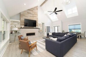 Smart TV, fireplace, video games, table football - Water-Winter Wonderland! Hot Tub & Game Room (South Haven)