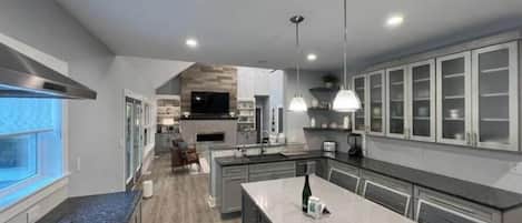 ثلاجة، ميكروويف، فرن، موقد طهي مسطح