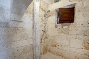 Shower, hair dryer, towels, toilet paper - GuestHost - White Stone (Ostuni)