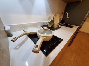 Réfrigérateur, micro-ondes, plaque de cuisson, cafetiÚre/bouilloire
