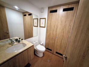 Hårtork, handdukar, tvål och toalettpapper