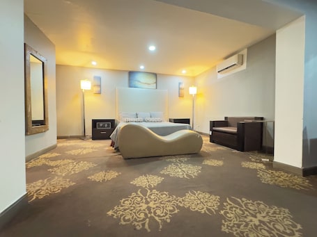 Superior Studio Suite | In-room safe, desk, laptop workspace, blackout drapes