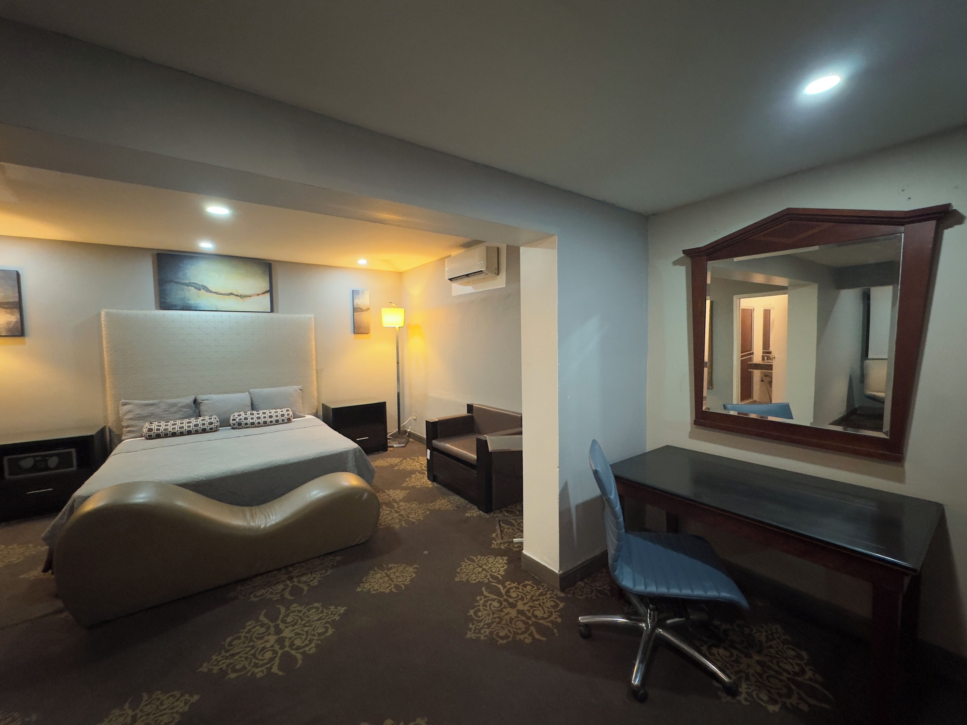 Superior Studio Suite | Peti besi dalam bilik, meja, ruang kerja komputer riba 