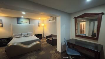 Superior Studio Suite | Peti besi dalam bilik, meja, ruang kerja komputer riba