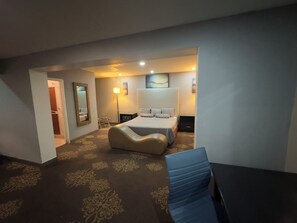 In-room safe, desk, laptop workspace, blackout curtains - Hotel Dulce Maria (Tijuana)